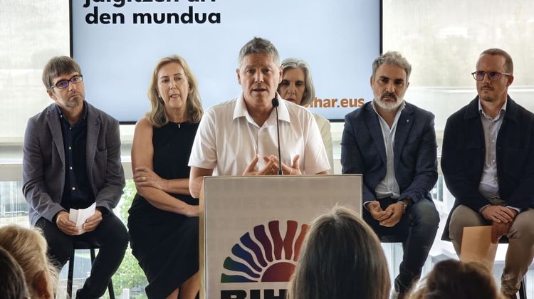 Selon Bihar, une langue n’existe jamais en dehors de la société qui la parle